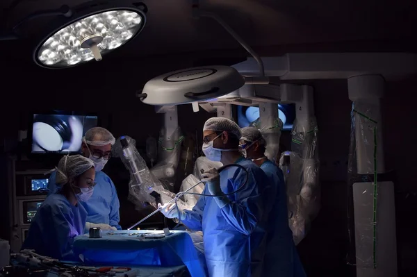 Cirurgias feitas por robôs? Entenda o uso das máquina na medicina Através da inteligência artificial, a medicina tem usado robôs para auxiliar na realização de cirurgias complexas, principalmente oncológicas