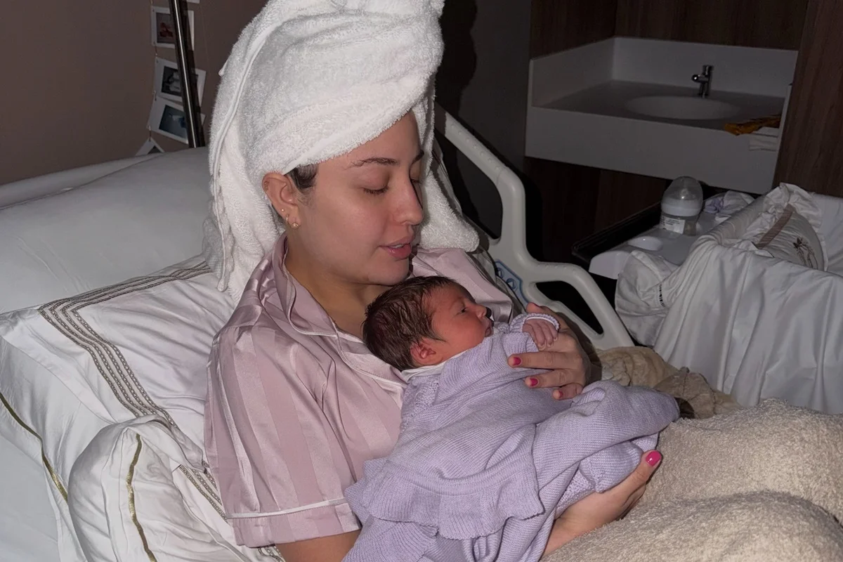 Mari Fernandez e Isabela são clicadas em momento fofo Mari Fernandez e Isabela são clicadas em momento fofo