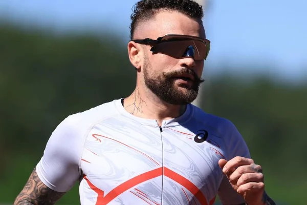 Vinicius Rodrigues é clicado de roupa de corrida e óculos escuros durante uma das competições - Metrópoles