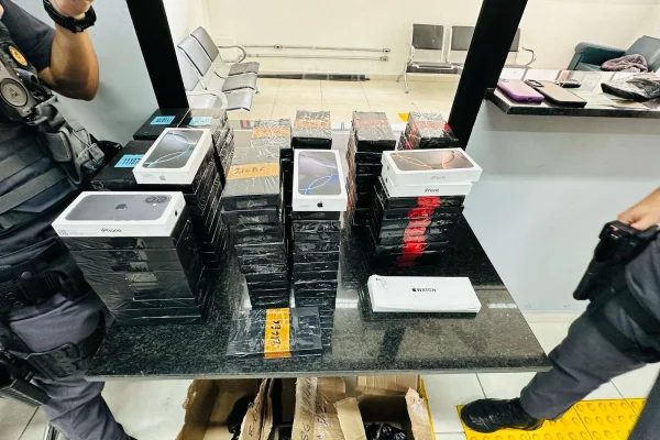 Imagem colorida de uma mesa com diversos celulares de procedência duvidosa - Metrópoles
