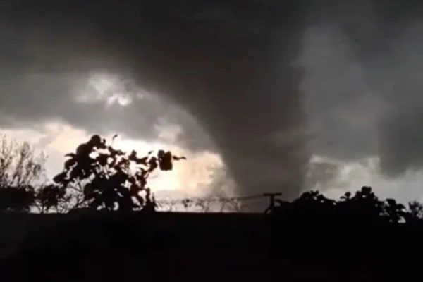 Imagem colorida mostra tornado no Rio Grande do Sul - Metrópoles