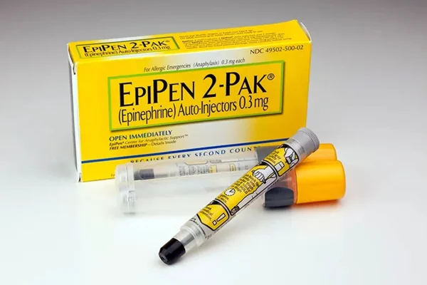 autoinjetor de adrenalina Epipen apreendido pela Anvisa. Metrópoles