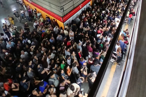 Imagem colorida de passageiros na Linha 3-Vermelha. Metrópoles