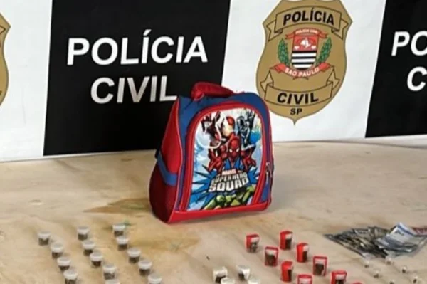 Imagem mostra mochila do homem-aranha e drogas - Metrópoles