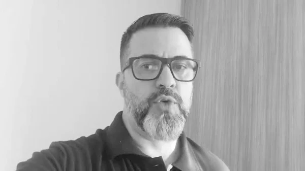 Narrador de futebol morre vítima da Covid-19 em Curitiba