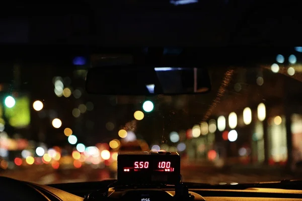Corridas em apps de táxi caem 56,8% após chegada da Uber no Brasil