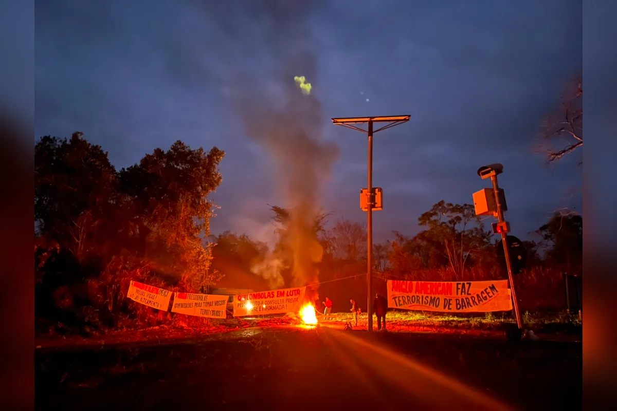 Moradores protestam contra mineradora por acionamento de sirenes em MG