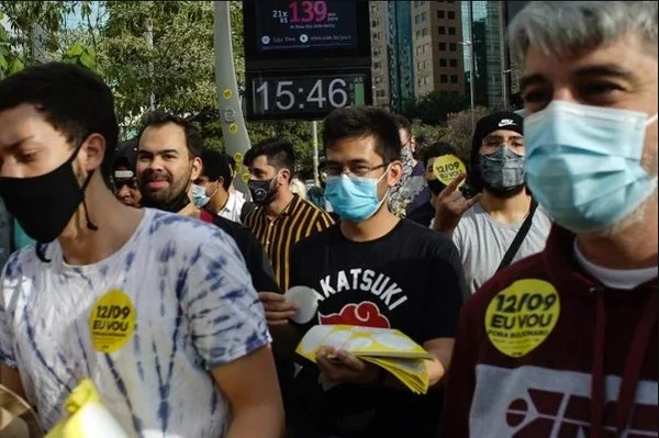 Manifestação de jovens brasileiros - Metrópoles
