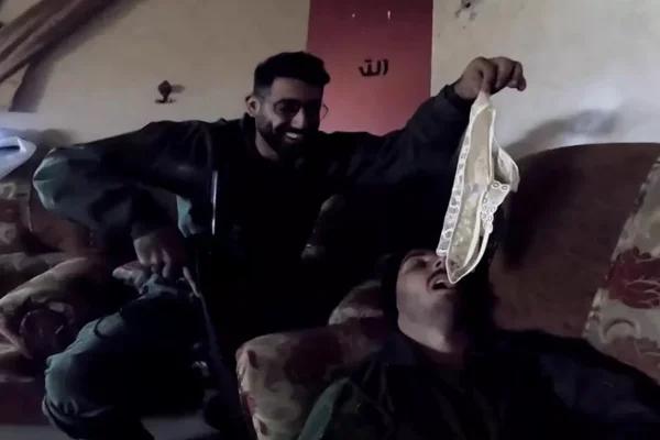Imagem de dois soldados brincando com calcinha de mulheres palestinas
