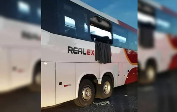 Assalto a ônibus que vinha de São Paulo a Brasília acaba com 3 mortos