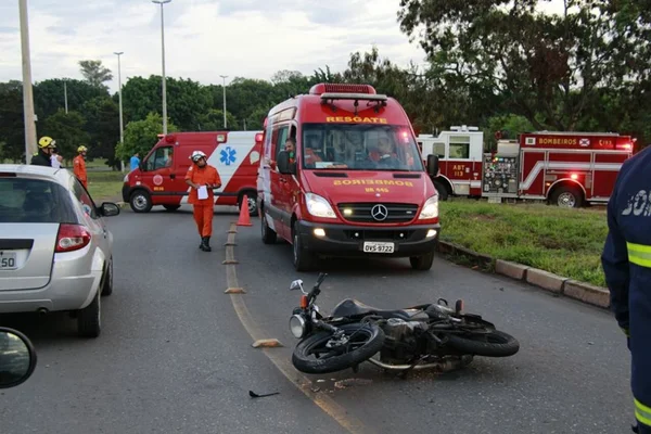 Acidente entre moto e caminhão deixa jovem ferido com gravidade