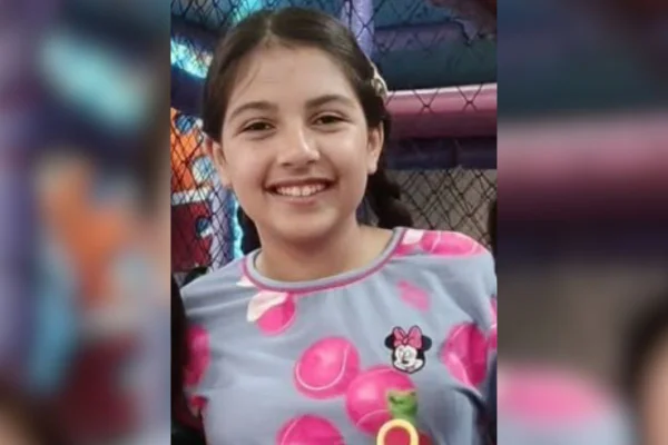 Menina, de 12 anos, ficou submersa por mais de 5 minutos em piscina na sexta (17/4), foi internada por dois dias e morreu no domingo (19/4) - Metrópoles