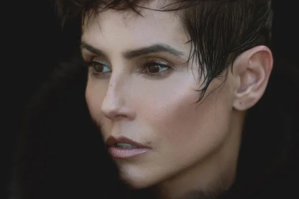 Após alta de hospital, Deborah Secco causa espanto ao mostrar o rosto