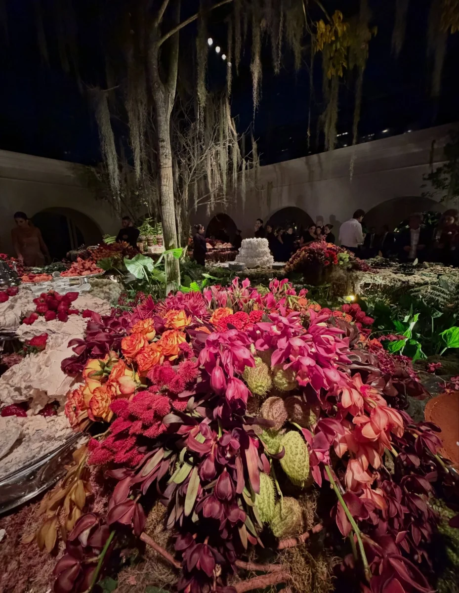 Para a mesa dos convidados, as flores complementaram a ambientação do espaço Para a mesa dos convidados, as flores complementaram a ambientação do espaço