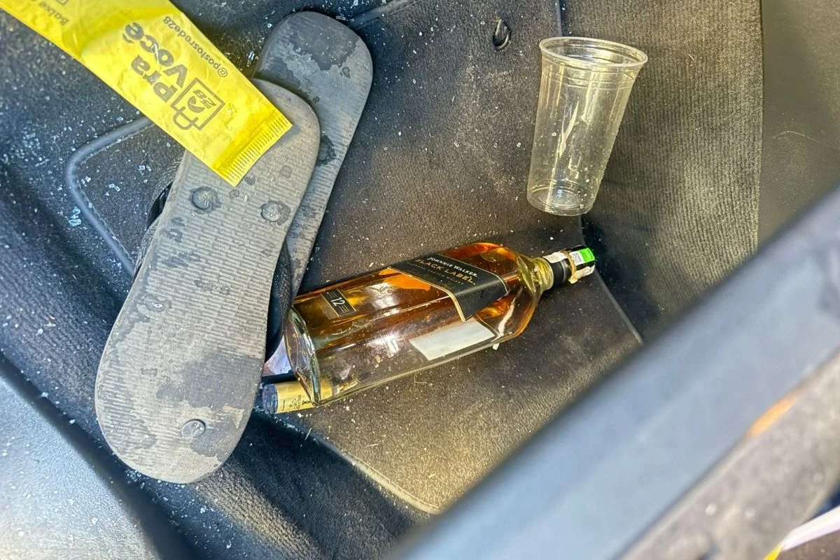 Garrafa de uísque foi encontrada dentro de carro de luxo usado por motorista que atropelou e matou coletor de lixo, na madrugada de quinta-feira (3/9), em São Vicente, litoral sul de São Paulo. Garrafa de uísque foi encontrada dentro de carro de luxo usado por motorista que atropelou e matou coletor de lixo, na madrugada de quinta-feira (3/9), em São Vicente, litoral sul de São Paulo.