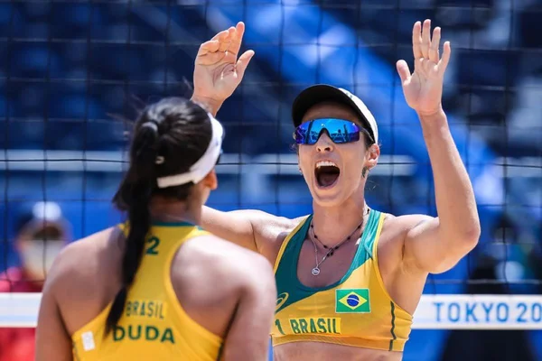 Ágatha e Duda vencem argentinas na estreia do vôlei de praia feminino