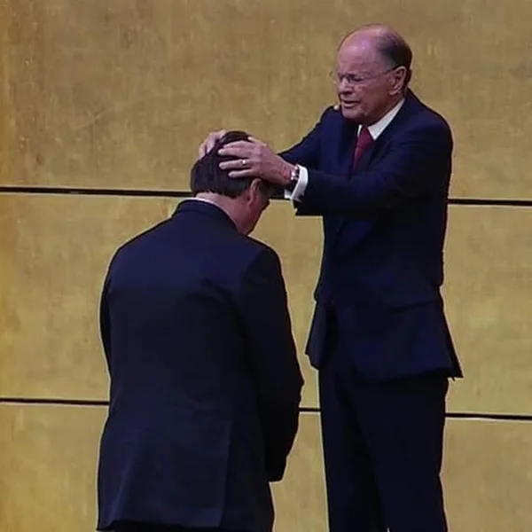 Bolsonaro recebe unção do bispo Edir Macedo no Templo de Salomão