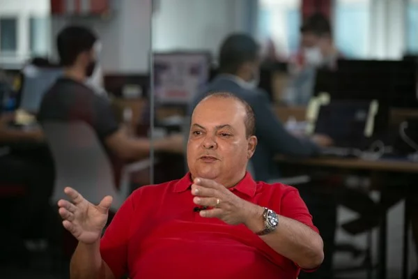 Homem de vermelho