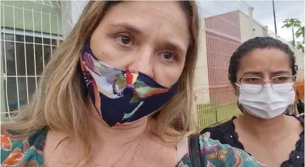 Natália Abdala e Amanda Keury foram barradas na porta de escola