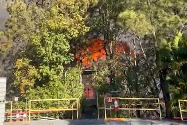 Imagem mostra incêndio em Guarulhos - Metrópoles