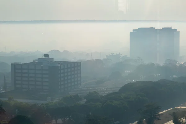 DF fica coberto por fumaça de incêndio no Parque Nacional de Brasília
