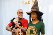 Mc Daniel, namorada e filho vestidos de Harry Potter no mêsversário de 1 mês