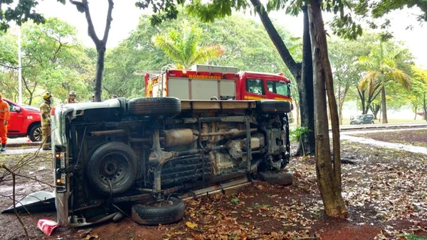 Com chuva, carro capota e complica trânsito na altura da 202 Sul