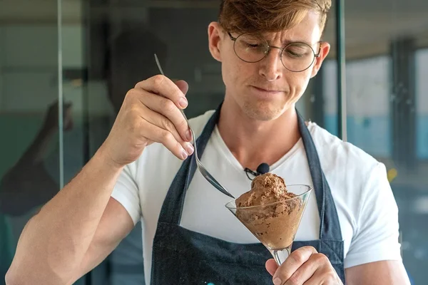 Cozinha de Solteiro: aprenda a clássica musse de chocolate