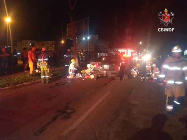 Bombeiros atuando em ocorrência de acidente no DF- Metrópoles