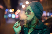 Em uma embalagem colorida, com sabores diferentes, sem o cheiro ruim do cigarro tradicional e com uma grande quantidade de fumaça, os produtos são muito comuns, especialmente, entre pessoas de 18 a 24 anos, apesar de serem proibidos no Brasil