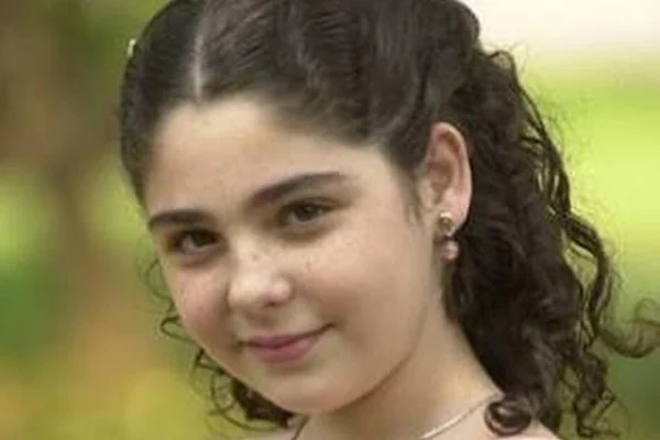 Ex-atriz mirim da Globo surpreende com corpão em fotos no Havaí