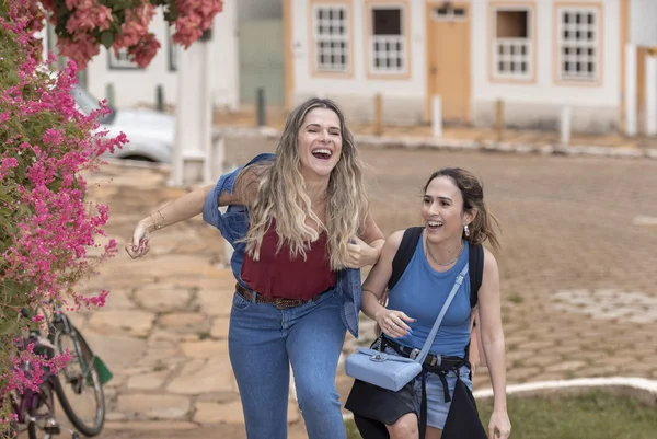 Cena do filme Minha Irmã e Eu, protagonizado por Ingrid Guimarães e Tatá Werneck - Metrópoles