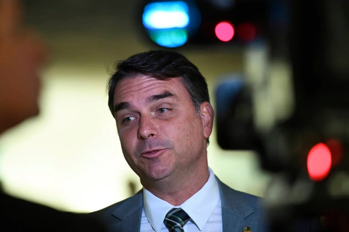 Flávio Bolsonaro culpa imprensa após falar em “inveja” de bomba 3 Eduardo Bolsonaro atingiu o irmão Flávio