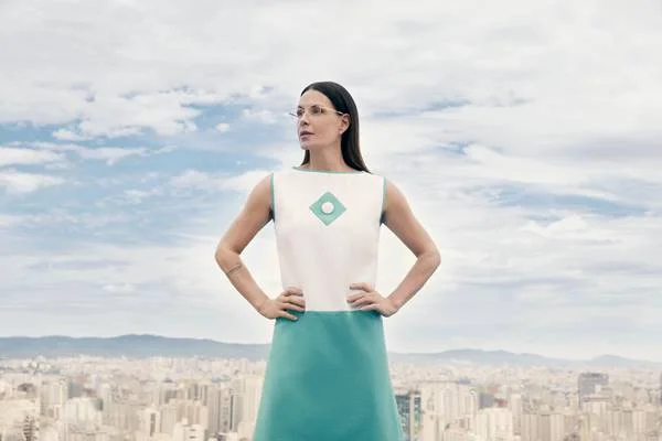 Carolina Ferraz usando óculos escuros em campanha da Pierre Cardin