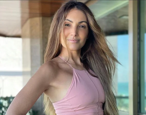 Aos 44 anos, Patrícia Poeta exibe corpão em look de academia