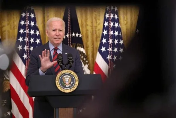 Joe Biden, presidente dos Estados Unidos. Ele usa terno escuro e camiseta clara. Ele tem cabelos brancos- Metrópoles