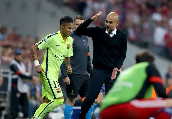 Neymar e Pep Guardiola durante partida - Metrópoles