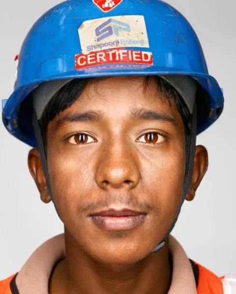 Relato de Praveen Kumar, Índia: "Meu pai tinha um negócio de madeira, mas sofreu muitas perdas. Estava no ensino médio quando tive que procurar um emprego para ajudar minha família. Parei de ir à escola há um ano e vim à Bangalore para trabalhar. Tive a sorte de participar de um projeto social e estou aprendendo muito. Com o certificado desse curso espero achar um emprego" Relato de Praveen Kumar, Índia: "Meu pai tinha um negócio de madeira, mas sofreu muitas perdas. Estava no ensino médio quando tive que procurar um emprego para ajudar minha família. Parei de ir à escola há um ano e vim à Bangalore para trabalhar. Tive a sorte de participar de um projeto social e estou aprendendo muito. Com o certificado desse curso espero achar um emprego"