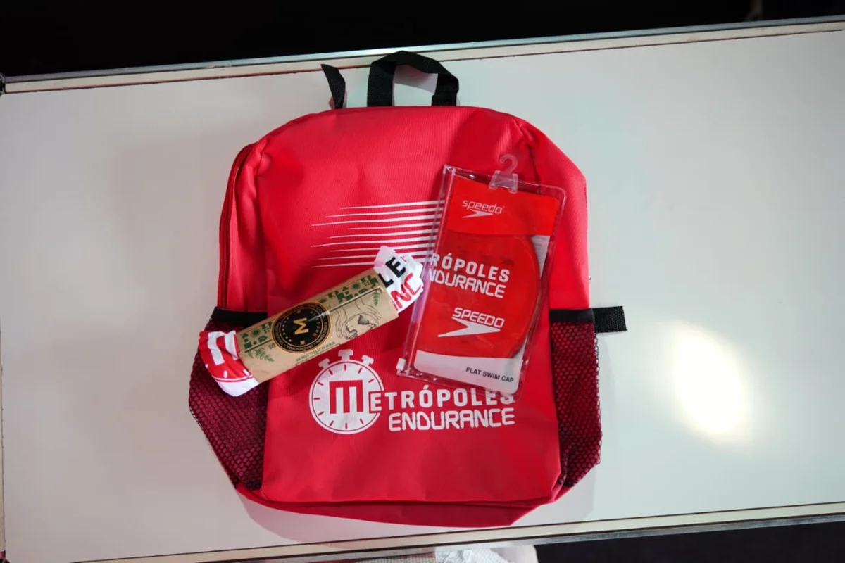 Kit conta com mochila, touca e camiseta Kit conta com mochila, touca e camiseta