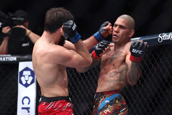 Imagem colorida de luta entre Poatan e Anakalaev no UFC- Metrópoles
