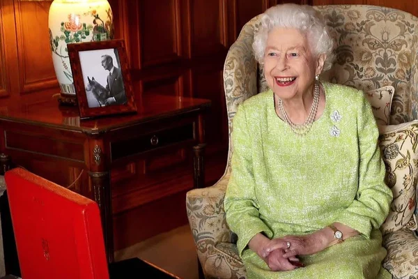 Rainha homenageia 3 amores em foto comemorativa aos 70 anos de reinado