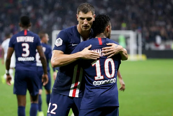 Neymar e Meunier se abraçando durante jogo do Paris Saint Germain - Metrópoles