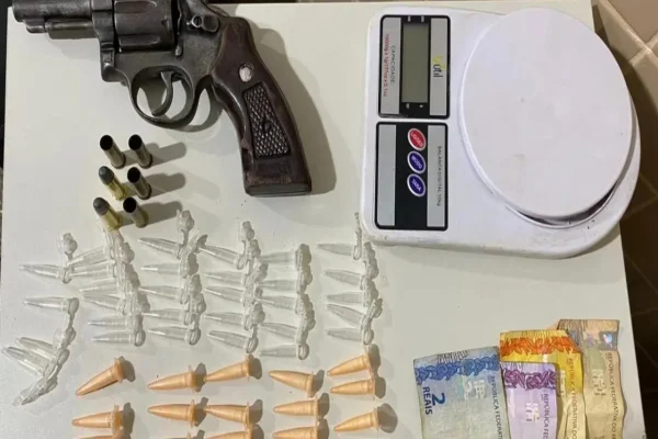 Itens apreendidos pela Polícia Militar com líder de facção