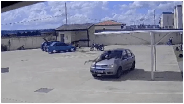 Vídeo: homem arrasta mulher com carro após queimá-la em discussão