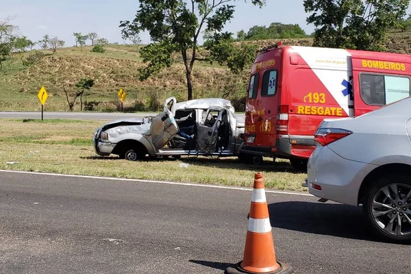 Mulher morre e duas crianças ficam feridas em capotamento na BR-060