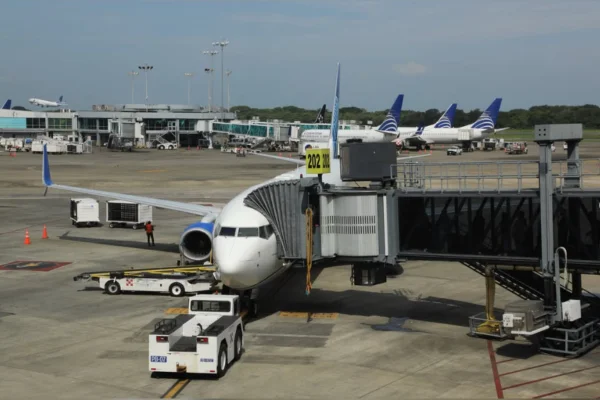 Maior aeroporto do Panamá suspende voos e evacua passageiros após terremoto