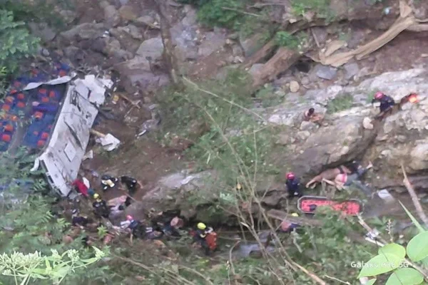 Imagem colorida, Ônibus com estudantes cai de penhasco e deixa 17 mortos na Colômbia- Metrópoles
