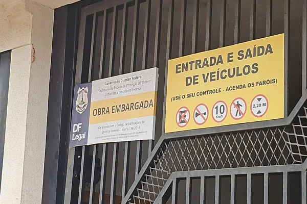Prédio onde elevador despencou acumula embargos e multas do DF Legal