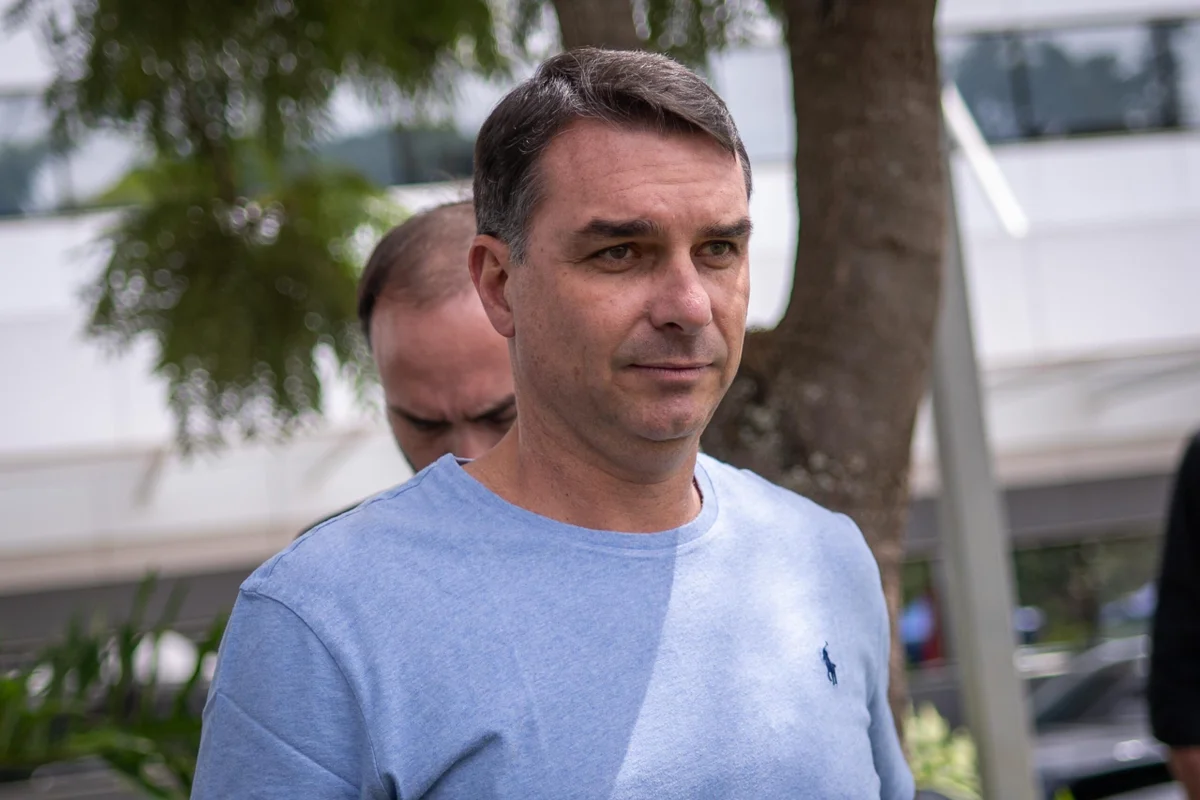 Flávio Bolsonaro sobre eleição na Colômbia: "Direita segue triunfando"
