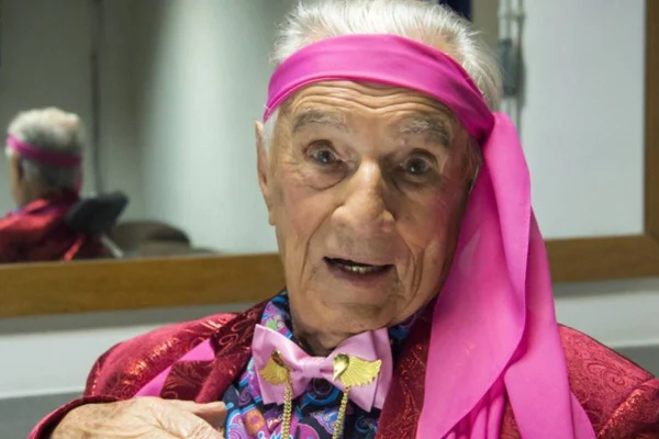 Foto colorida do ator Orlando Drummond - Metrópoles